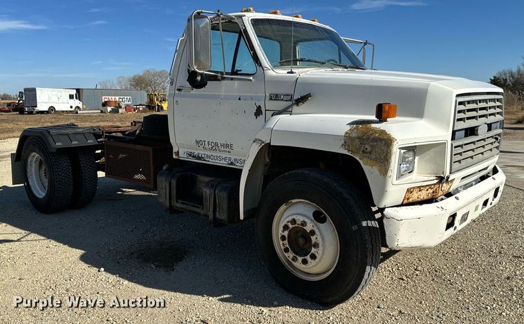 image for item GG9878 1985 Ford F700  truck cab and chassis