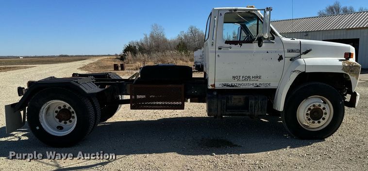 image for item GG9878 1985 Ford F700  truck cab and chassis