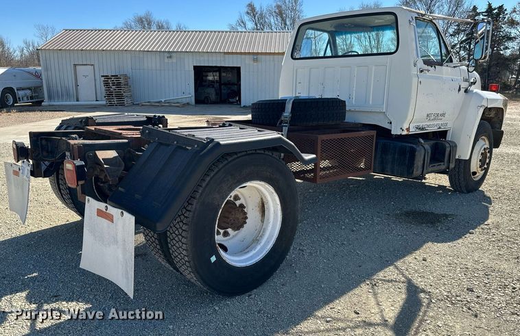 image for item GG9878 1985 Ford F700  truck cab and chassis