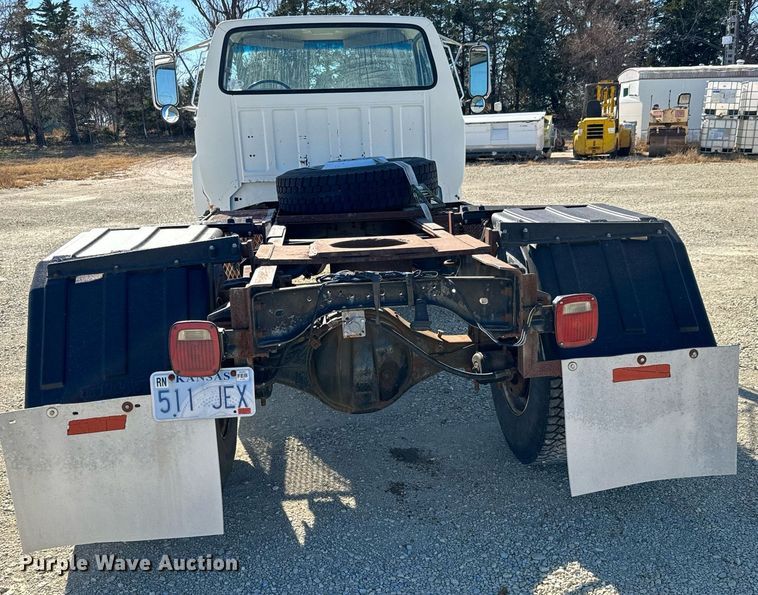 image for item GG9878 1985 Ford F700  truck cab and chassis