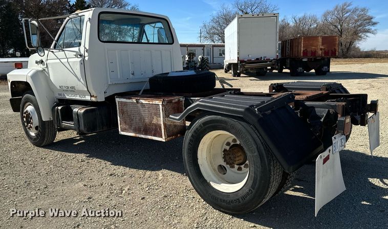 image for item GG9878 1985 Ford F700  truck cab and chassis