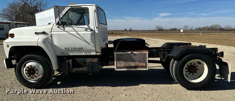 image for item GG9878 1985 Ford F700  truck cab and chassis