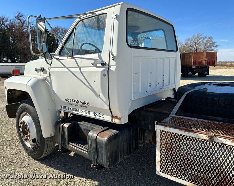 image for item GG9878 1985 Ford F700  truck cab and chassis