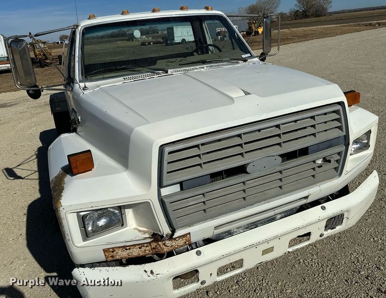 image for item GG9878 1985 Ford F700  truck cab and chassis