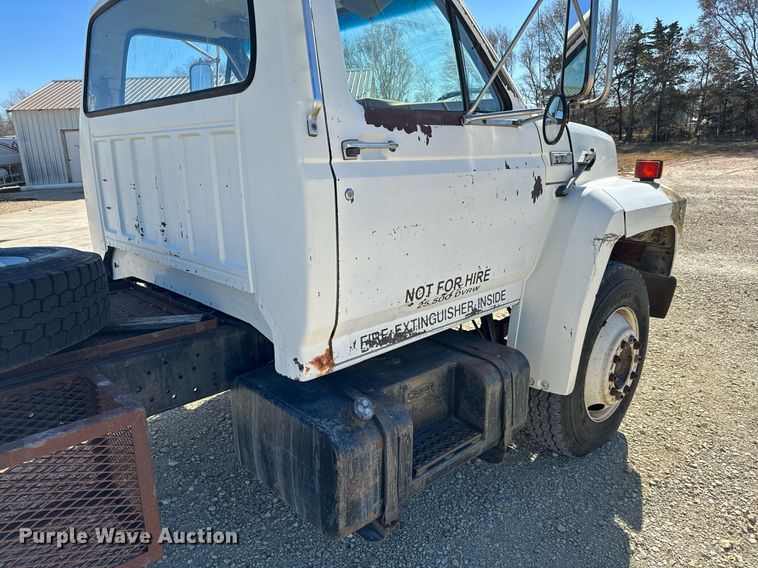 image for item GG9878 1985 Ford F700  truck cab and chassis