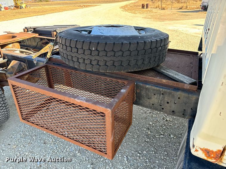 image for item GG9878 1985 Ford F700  truck cab and chassis