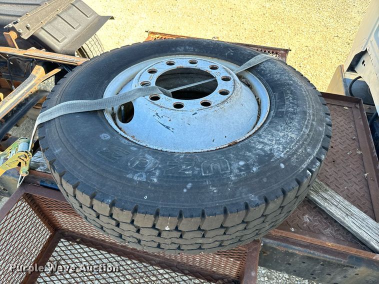 image for item GG9878 1985 Ford F700  truck cab and chassis