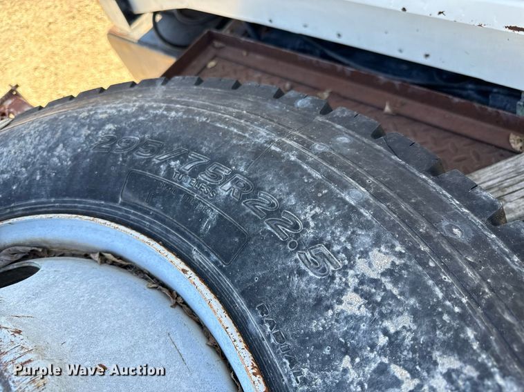 image for item GG9878 1985 Ford F700  truck cab and chassis