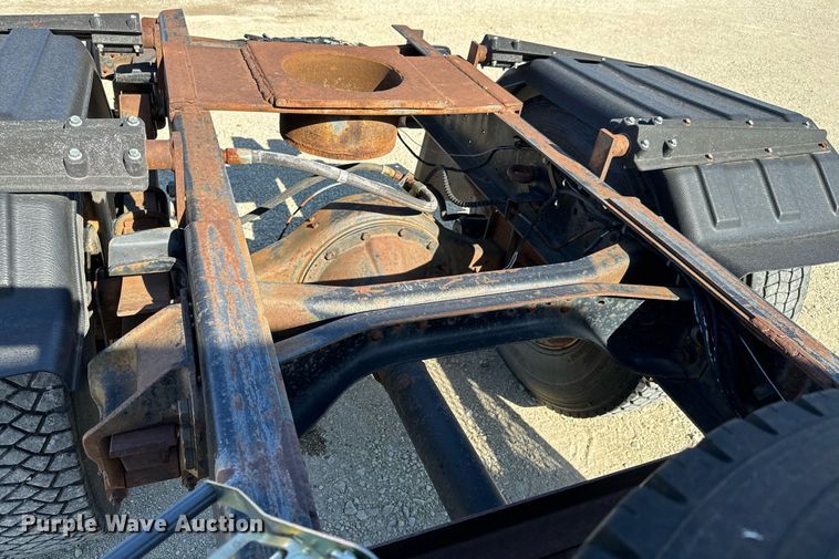 image for item GG9878 1985 Ford F700  truck cab and chassis
