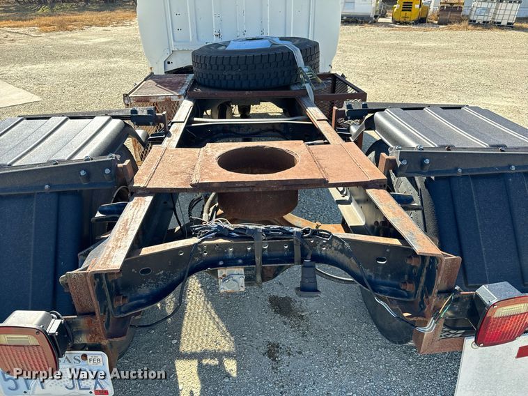 image for item GG9878 1985 Ford F700  truck cab and chassis
