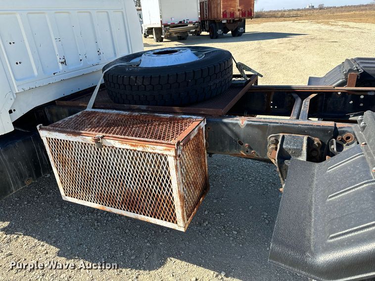 image for item GG9878 1985 Ford F700  truck cab and chassis