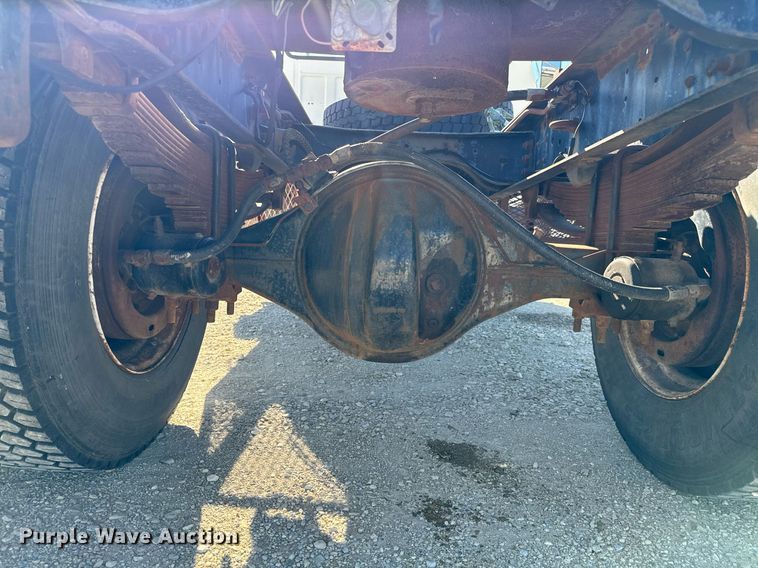 image for item GG9878 1985 Ford F700  truck cab and chassis