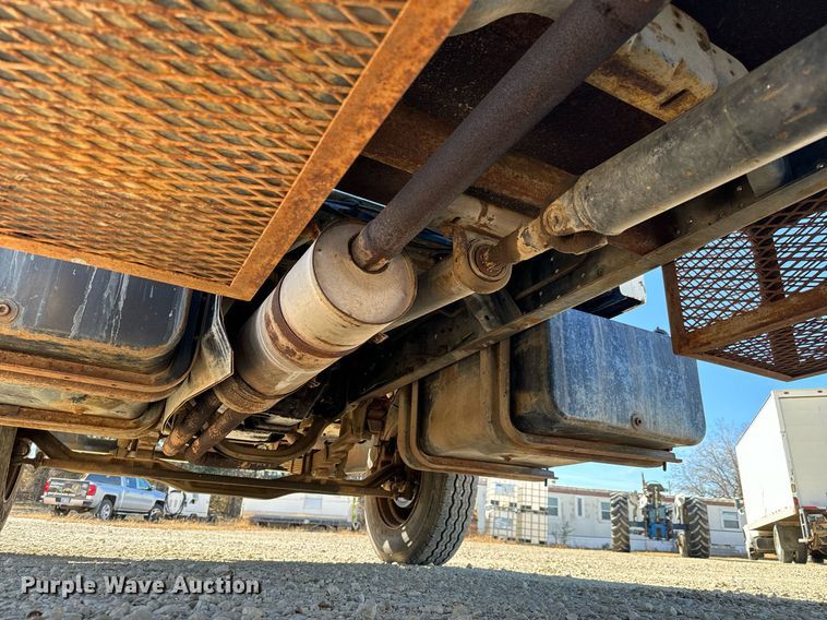 image for item GG9878 1985 Ford F700  truck cab and chassis