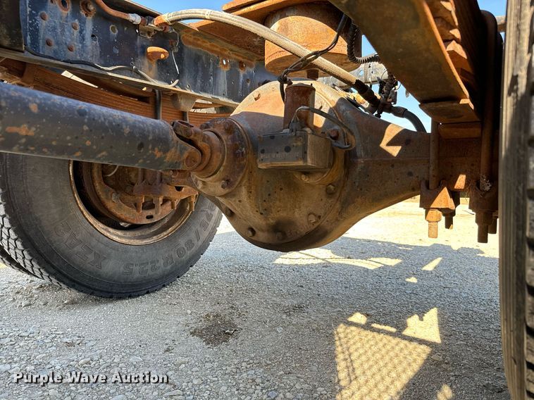 image for item GG9878 1985 Ford F700  truck cab and chassis