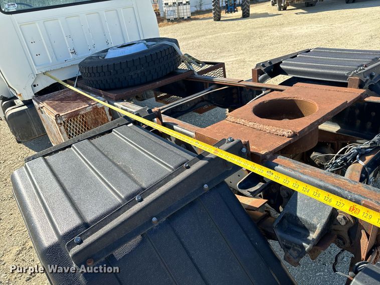 image for item GG9878 1985 Ford F700  truck cab and chassis