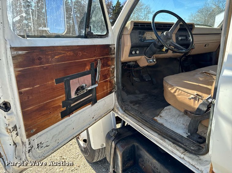 image for item GG9878 1985 Ford F700  truck cab and chassis
