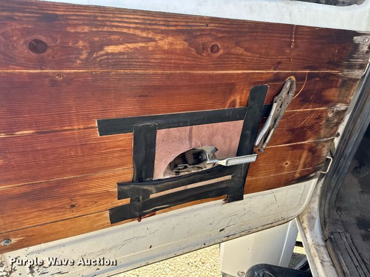 image for item GG9878 1985 Ford F700  truck cab and chassis