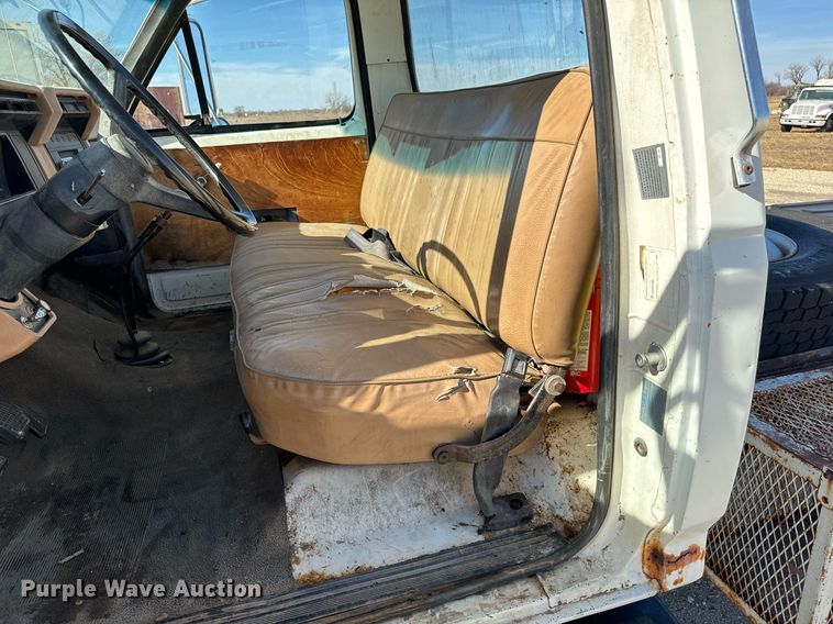 image for item GG9878 1985 Ford F700  truck cab and chassis