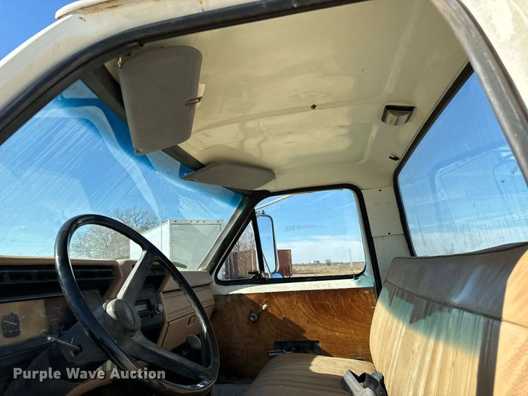 image for item GG9878 1985 Ford F700  truck cab and chassis