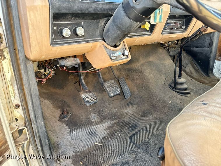 image for item GG9878 1985 Ford F700  truck cab and chassis