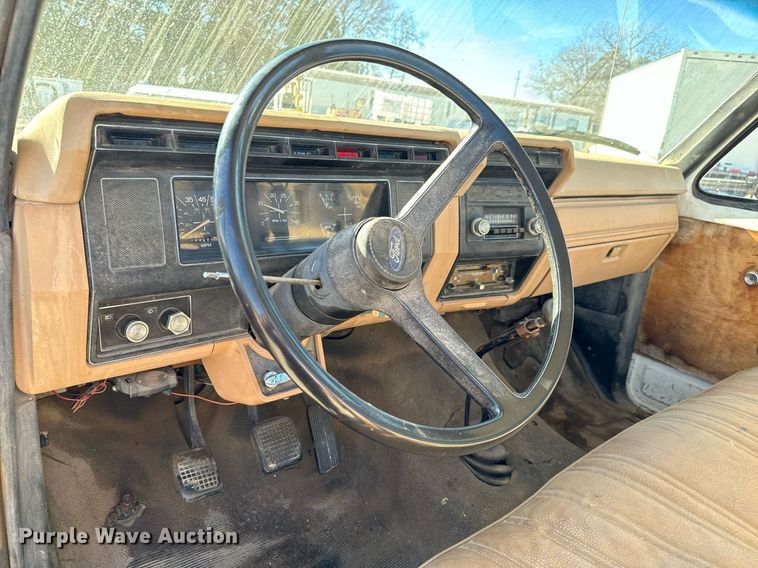 image for item GG9878 1985 Ford F700  truck cab and chassis