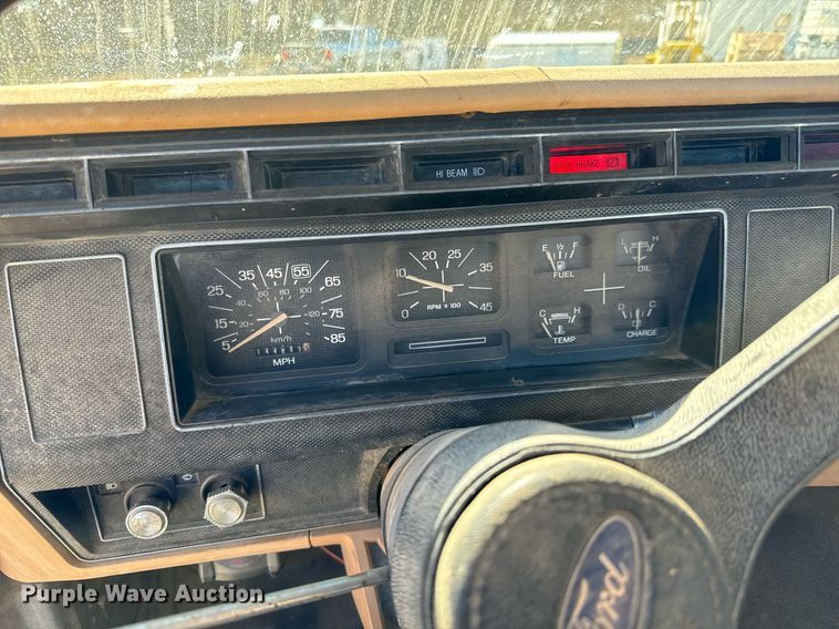 image for item GG9878 1985 Ford F700  truck cab and chassis