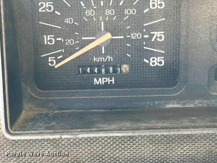 image for item GG9878 1985 Ford F700  truck cab and chassis