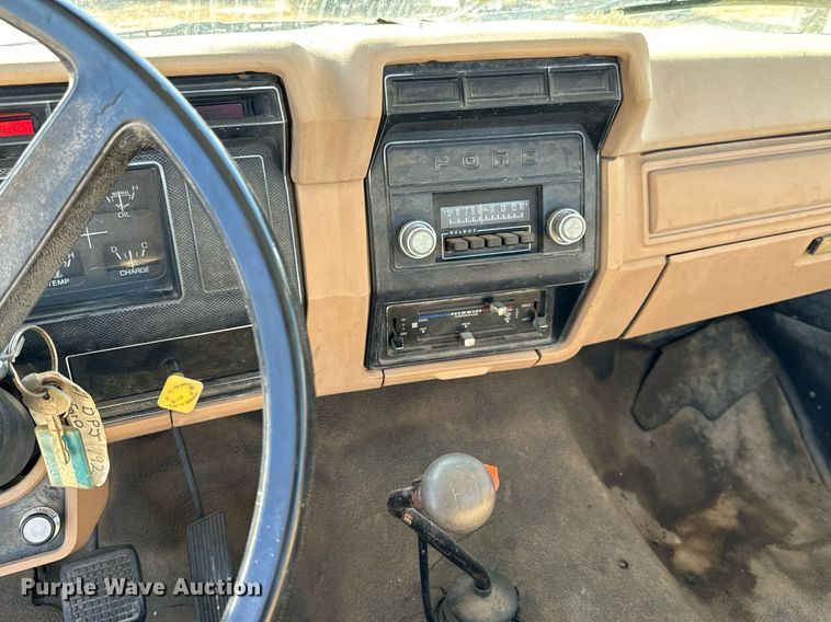 image for item GG9878 1985 Ford F700  truck cab and chassis