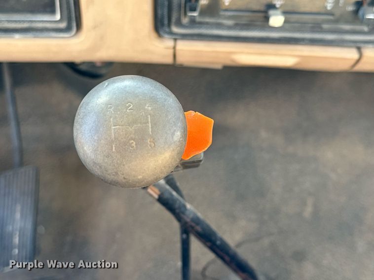 image for item GG9878 1985 Ford F700  truck cab and chassis