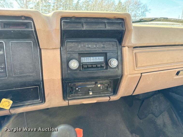 image for item GG9878 1985 Ford F700  truck cab and chassis