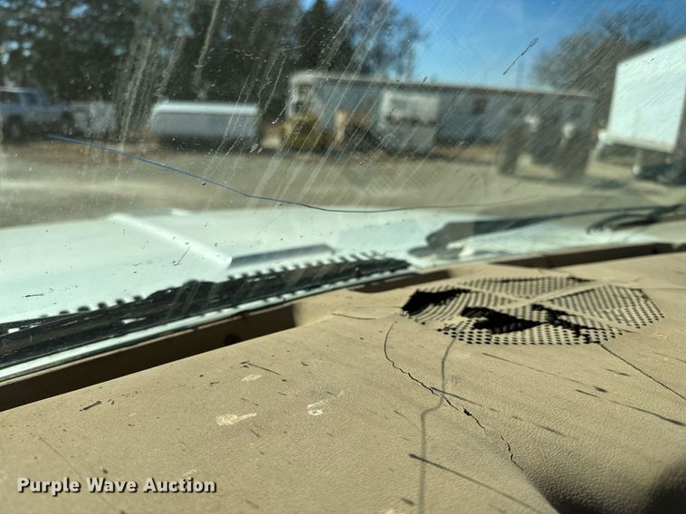 image for item GG9878 1985 Ford F700  truck cab and chassis