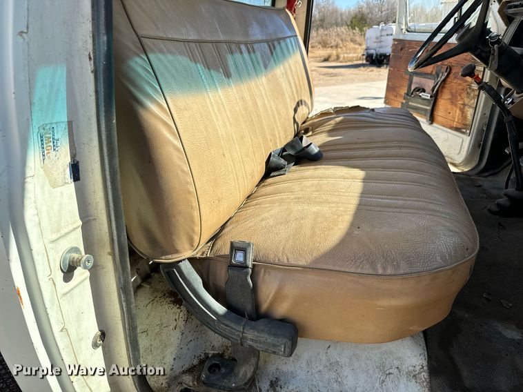 image for item GG9878 1985 Ford F700  truck cab and chassis