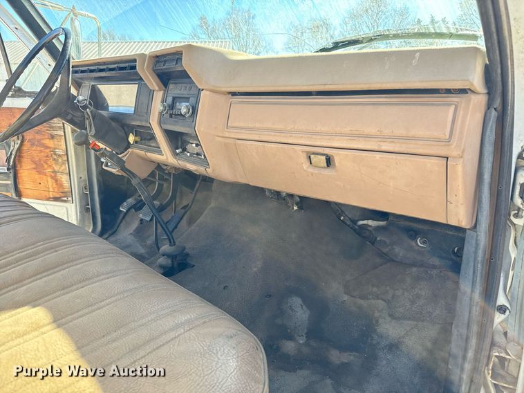 image for item GG9878 1985 Ford F700  truck cab and chassis