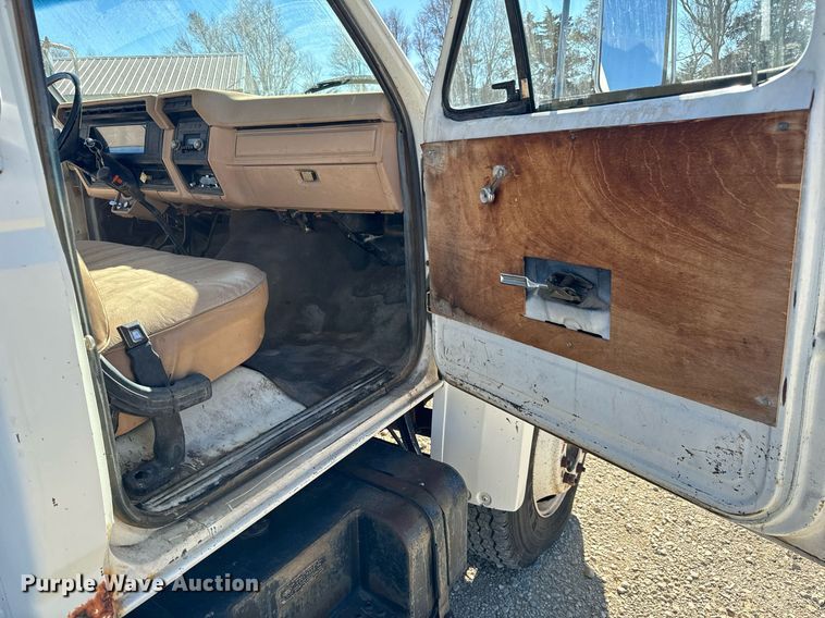 image for item GG9878 1985 Ford F700  truck cab and chassis