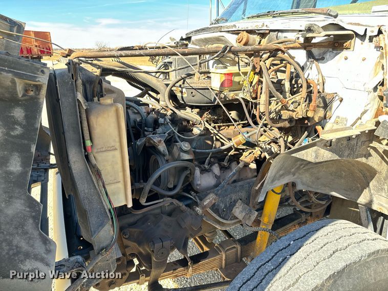 image for item GG9878 1985 Ford F700  truck cab and chassis