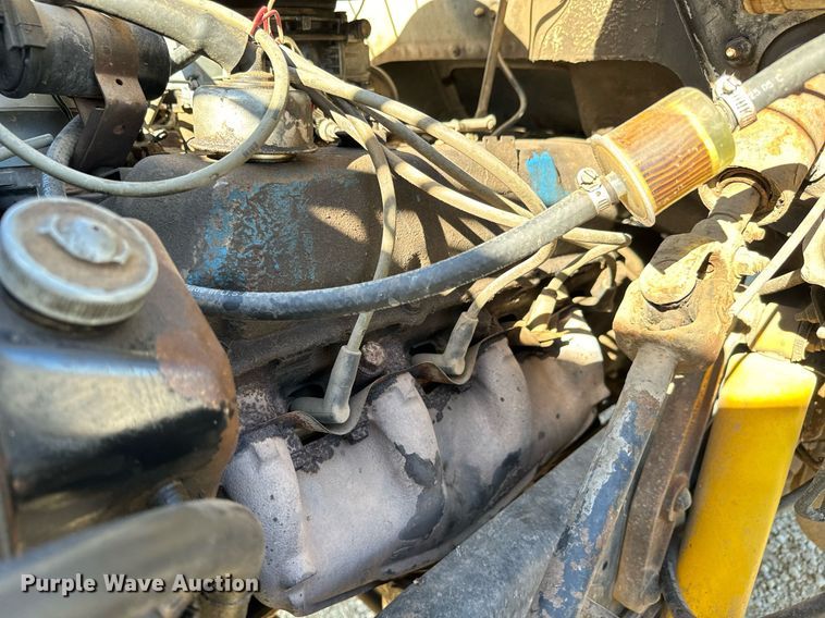 image for item GG9878 1985 Ford F700  truck cab and chassis