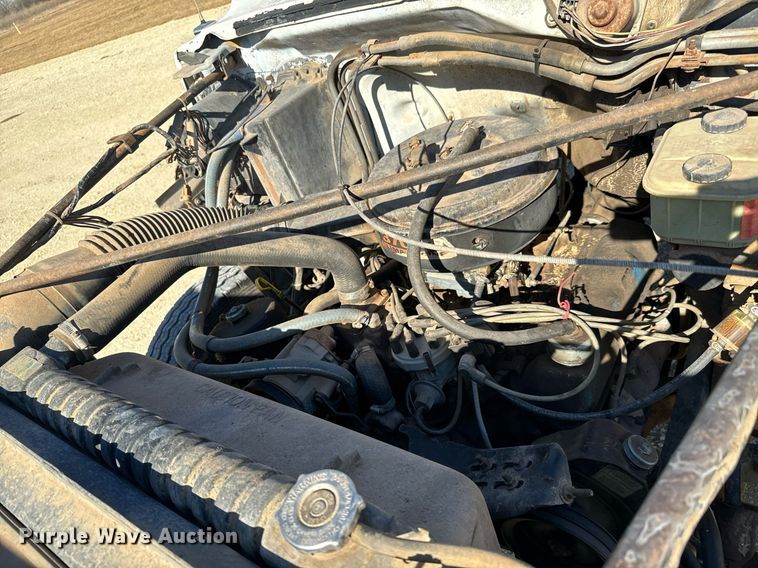 image for item GG9878 1985 Ford F700  truck cab and chassis