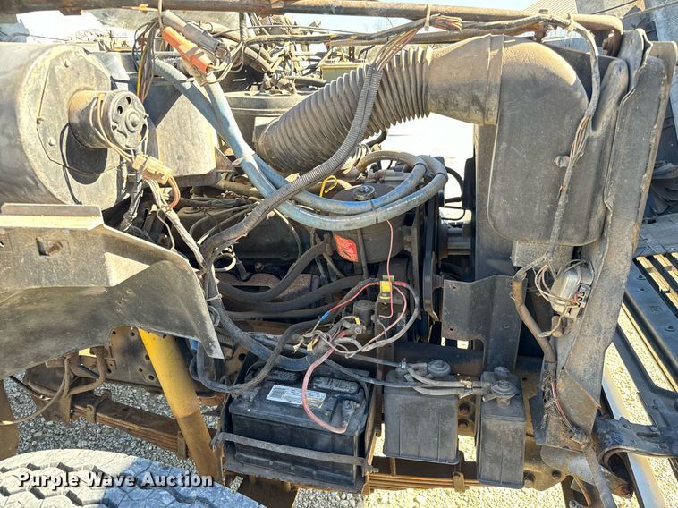 image for item GG9878 1985 Ford F700  truck cab and chassis