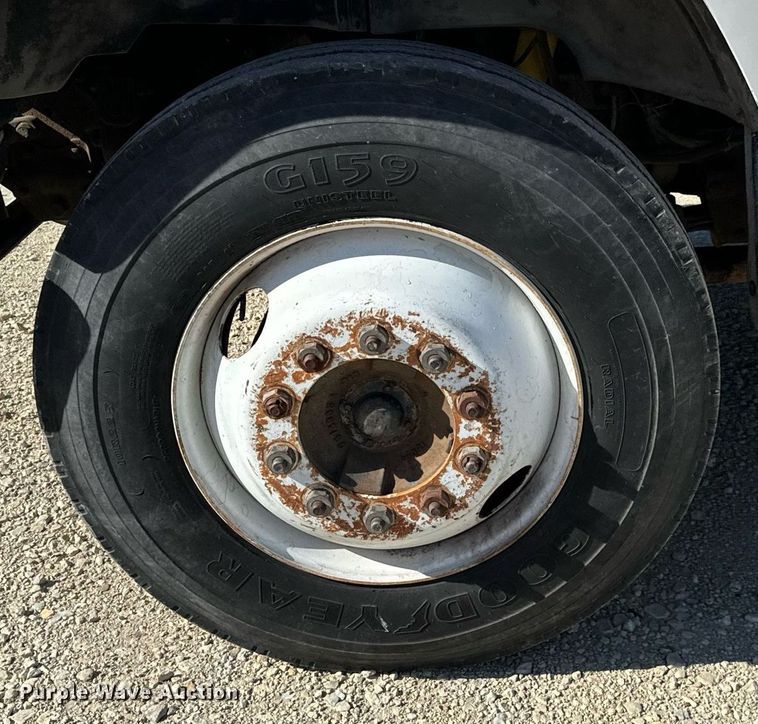 image for item GG9878 1985 Ford F700  truck cab and chassis