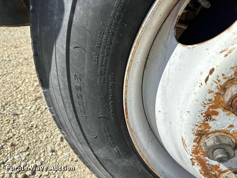 image for item GG9878 1985 Ford F700  truck cab and chassis