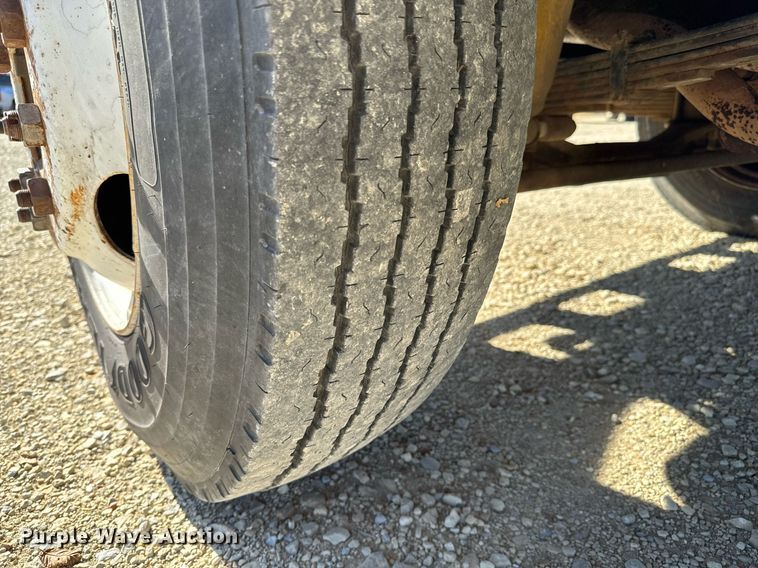 image for item GG9878 1985 Ford F700  truck cab and chassis