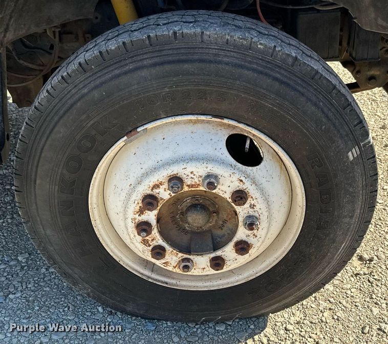 image for item GG9878 1985 Ford F700  truck cab and chassis