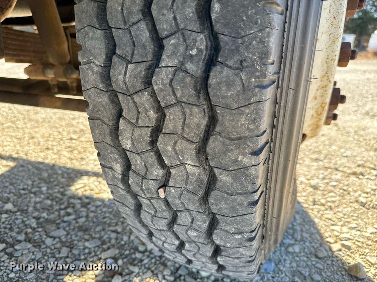 image for item GG9878 1985 Ford F700  truck cab and chassis