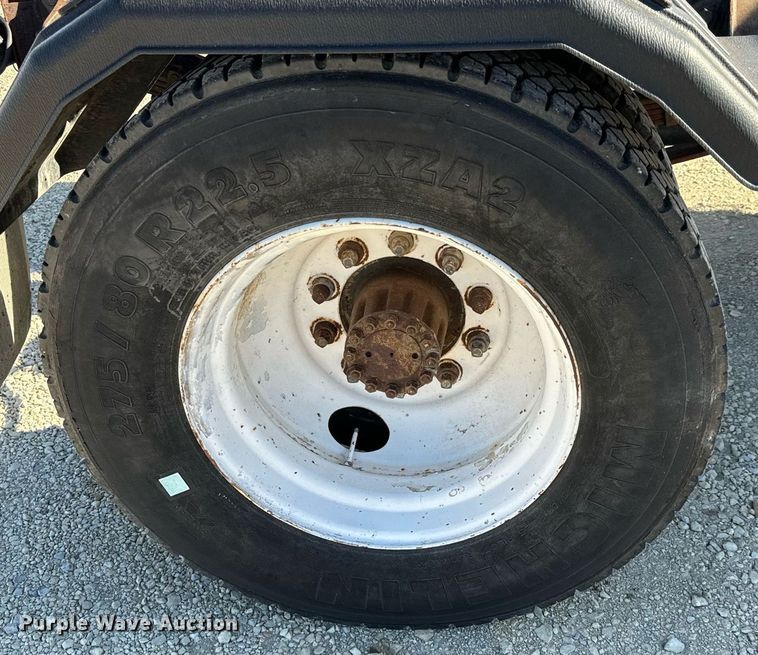 image for item GG9878 1985 Ford F700  truck cab and chassis