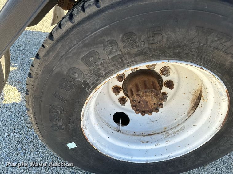 image for item GG9878 1985 Ford F700  truck cab and chassis