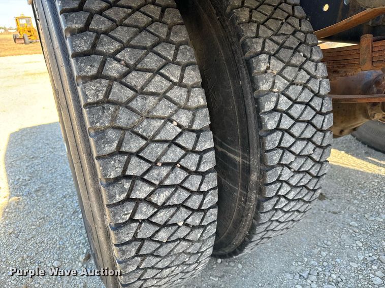 image for item GG9878 1985 Ford F700  truck cab and chassis