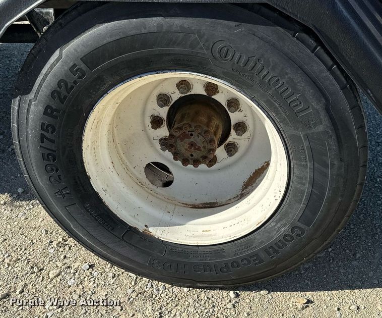 image for item GG9878 1985 Ford F700  truck cab and chassis