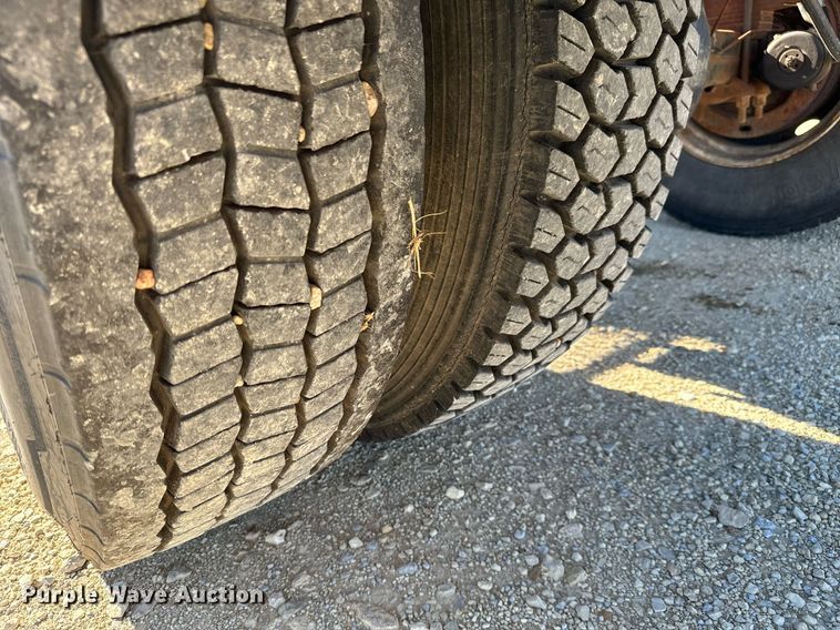 image for item GG9878 1985 Ford F700  truck cab and chassis