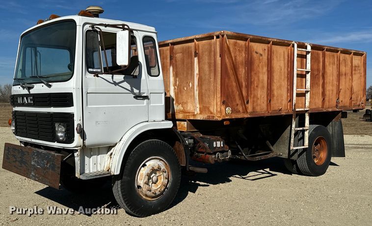 image for item GG9879 1983 Mack  grain truck