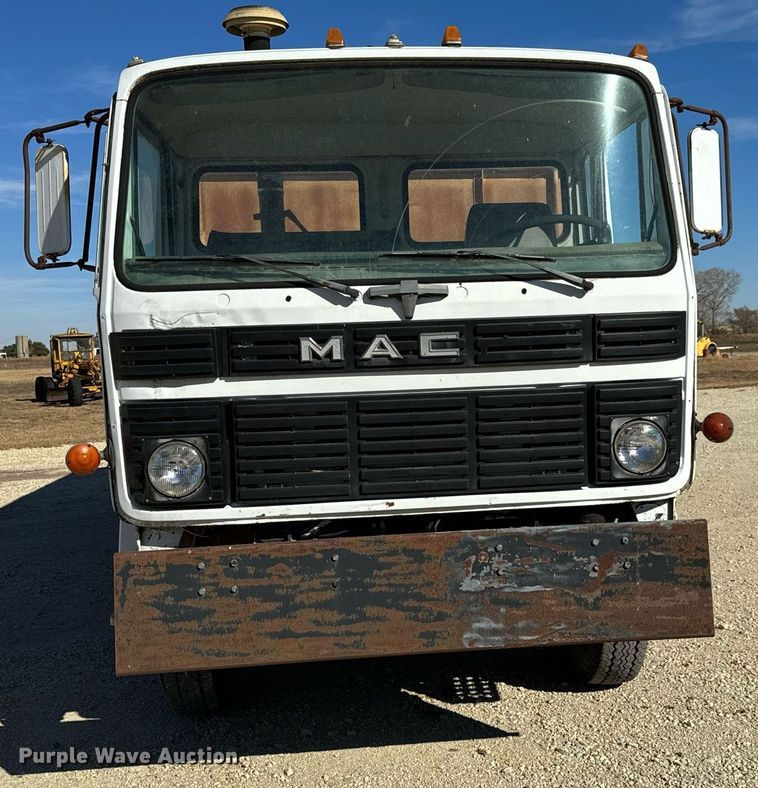 image for item GG9879 1983 Mack  grain truck